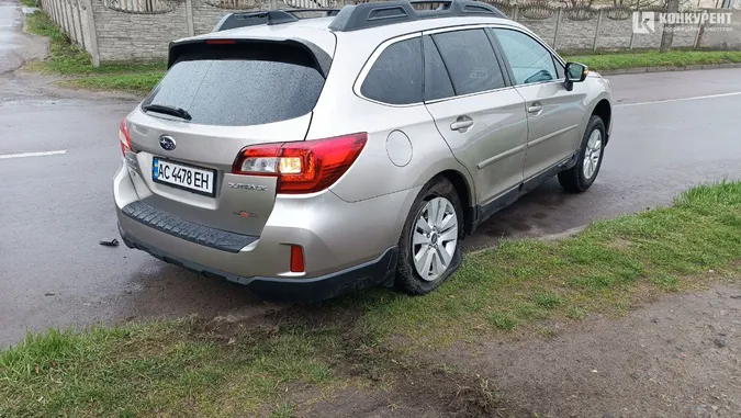 Вирване колесо й уламки на дорозі: у Луцьку – подвійна ДТП (фото)