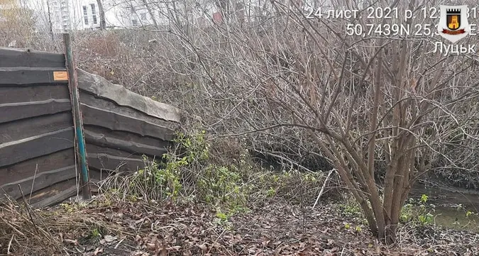 У Луцьку муніципали звільняють береги Сапалаївки від незаконних парканів (фото)