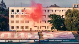 На даху, з вікон і за парканом: як лучани вболівали за ФК "Волинь" (фото)
