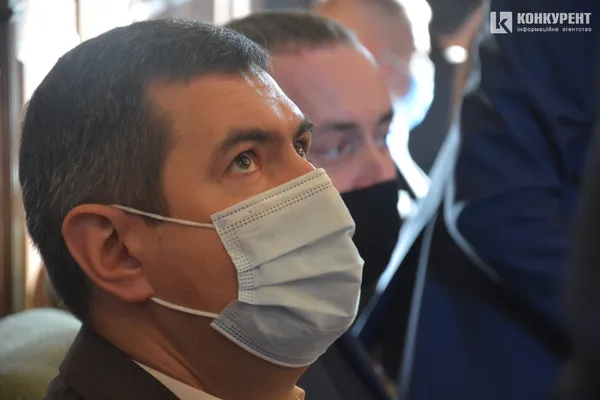 Із селфіками, масочками та невеличким скандальчиком на фінал: перша сесія Волиньради (фото)
