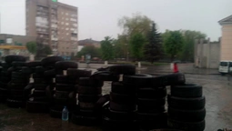 Перед Ковельською міською радою – барикада з шин (фото)