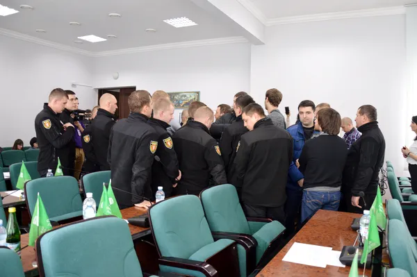 Павло Данильчук з активістами боронили музикальну колонку від всюдисущих муніципалів