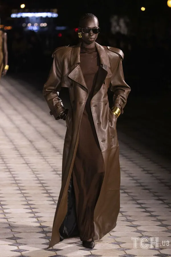 Шкіряні тренчі, косухи та довгі «голі» сукні: Дім Saint Laurent презентував колекцію весна-літо 2023