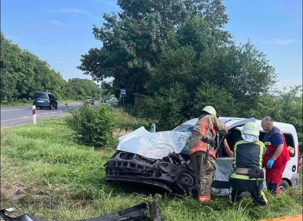 Розтрощене авто і заблокований водій: у Нововолинську зіткнулися бус і легковик (фото)