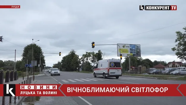 ДТП стаються і далі. Чому досі не запрацював світлофор у Рованцях? (відео)
