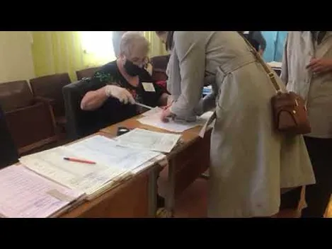 У Ковелі перевіряв документи та видавав бюлетені один член комісії (відео)