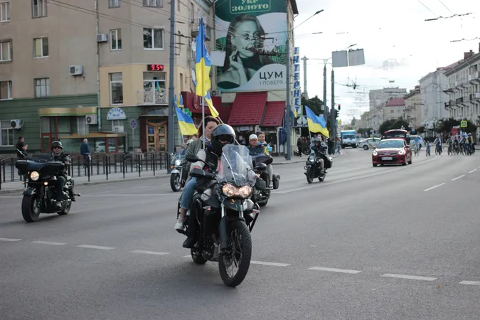 Шоломи і вишиванки: як у Луцьку минув велопробіг до Дня міста (фото, відео)