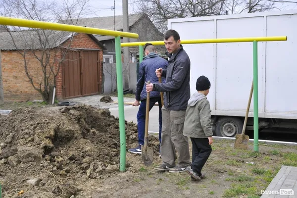 У луцькому дворі організували суботник (фото)