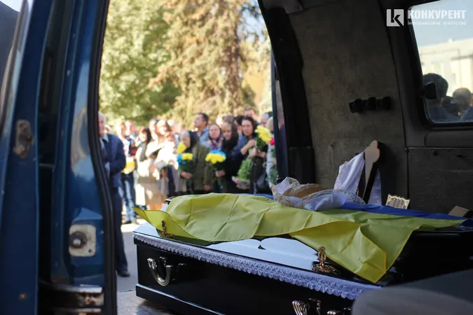 Знову похорон: Луцьк попрощався із загиблим захисником Віталієм Степанишеним (фото, відео)