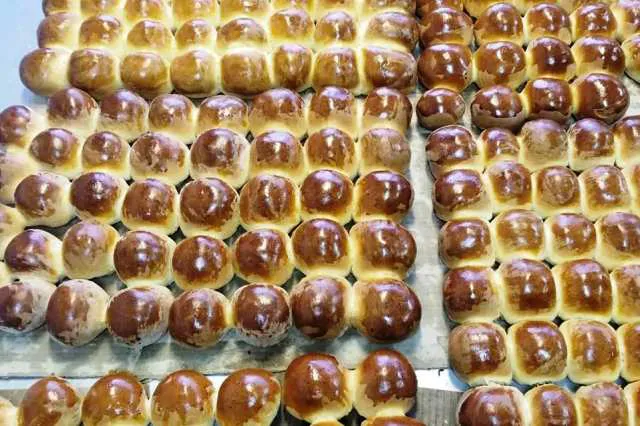 У Луцьку печуть пиріжки для блокпостів, пекарям потрібні продукти (фото)