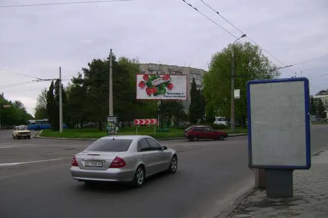 Білборди, кіоски та сходи: де в Луцьку демонтують тимчасові споруди (фото)