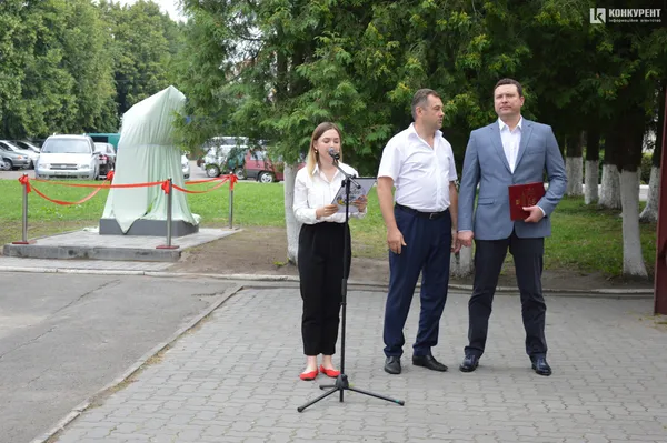 У Луцьку з’явилася скульптура студенту (фото, оновлено)