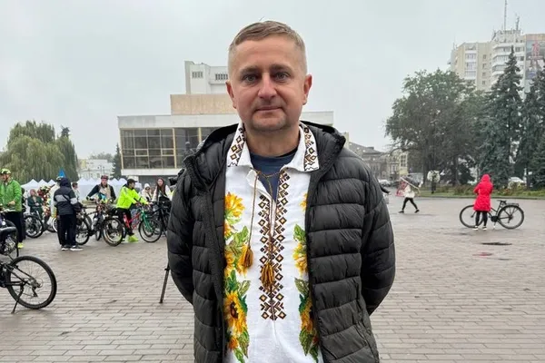 День міста у Луцьку: пів сотні велосипедистів проїхалися центром у вишиванках (фото)