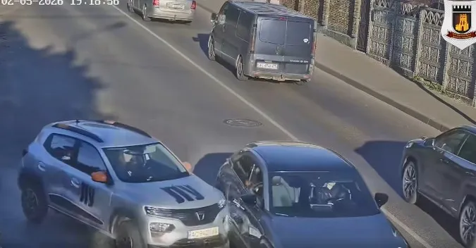 Не пропустила авто на головній: у Луцьку сталася ДТП на жвавому перехресті (відео)