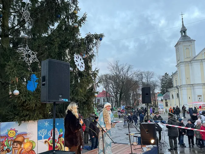 У Володимирі святкову ялинку відкрили з військовим оркестром (фото)