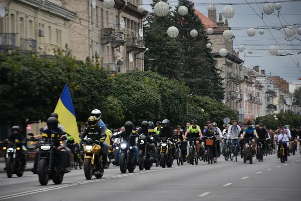 У вишиванках і з прапорами: у Луцьку відбувся традиційний велопробіг до Дня міста (фото)