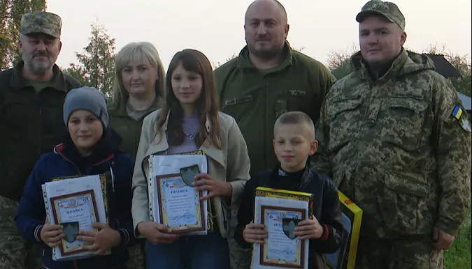 Грамоти, шеврони, цукерки: волинські тероборонівці віддячили дітям за зібрані гроші (фото)