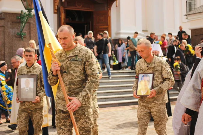 Стільки людей на похоронах давно не було: Луцьк прощався з трьома воїнами (фото, відео)