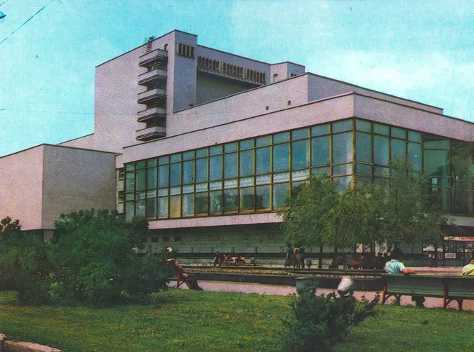Лучани відпочивають біля театру