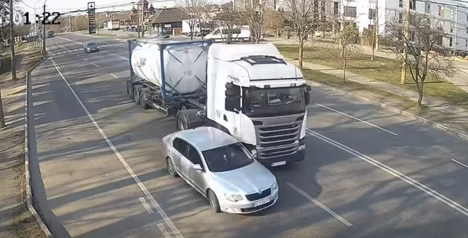 У Луцьку – ДТП: вантажівка протаранила легковик (відео)