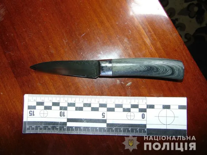 Розбій: в помешкання лучанки вдерся чоловік у масці і з ножем
