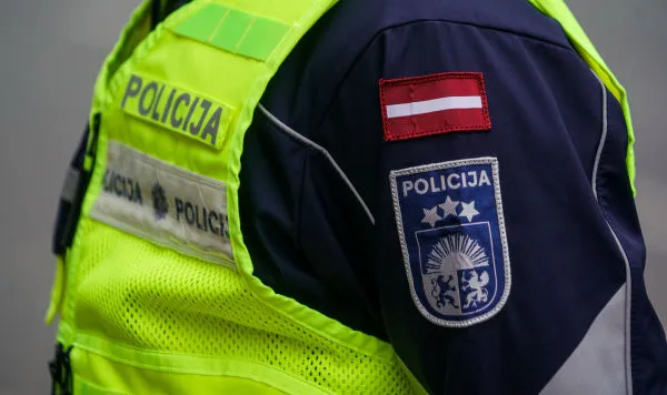 У Латвії змусять знімати наліпки зі словами «я русский»