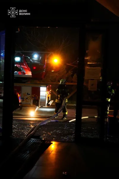 У Луцьку ліквідували пожежу в «Адреналін Сіті»: рятувальники розбирають конструкції (фото)