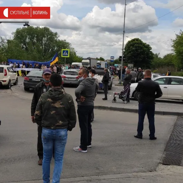 Жителі Заборольської ОТГ перекрили дорогу, бо не хочуть приєднуватися до Луцька