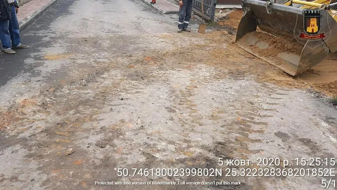 Навезли повен двір бруду і не прибрали: в Луцьку покарають ремонтників