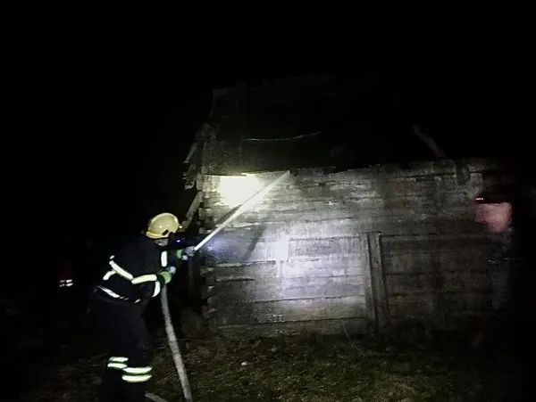 На Волині через необережне поводження з вогнем горіли дві хати-пустки (фото)
