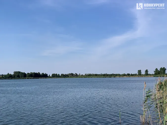 За 30 км від Луцька заховалось мальовниче озеро для тихого відпочинку та риболовлі (фото)