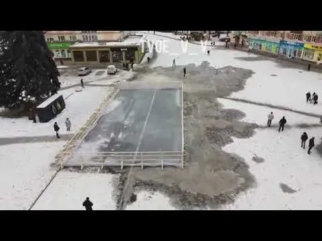 Пробув два дні: новий каток у Володимирі розтікся (фото)