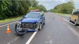 Небезпечний обгін: біля Луцька водій Porsche «влупив» автомобіль Mazda (фото, відео)