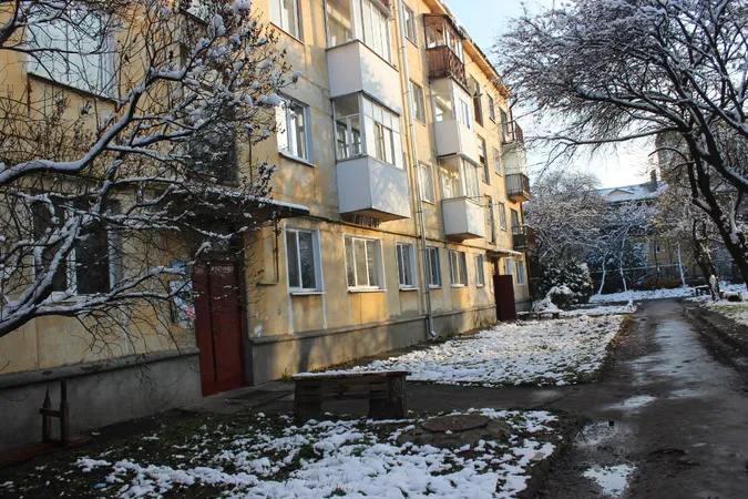 Ванна лучанки провалюється у «підвал»: комунальники розводять руками (фото, відео)