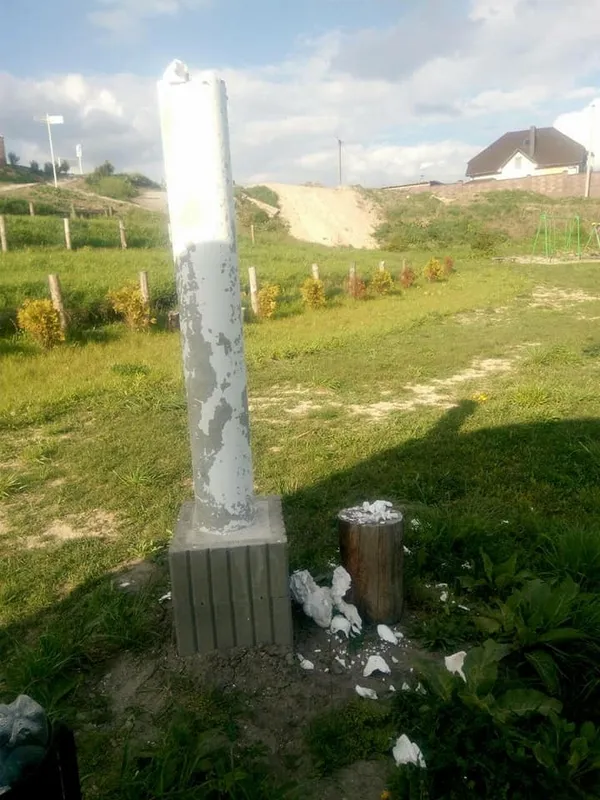 Вандали розгромили парк поблизу Луцька (фото)