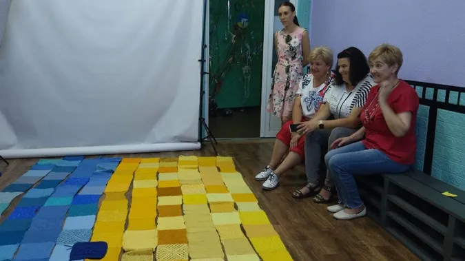 У Луцьку майстрині зв’язали «теплий» прапор України (фото, відео)