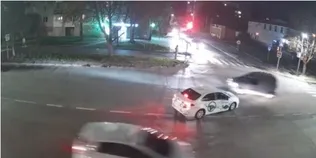Небезпечний поворот: у Луцьку навчальне авто ледь не врізалося у Volkswagen (відео)