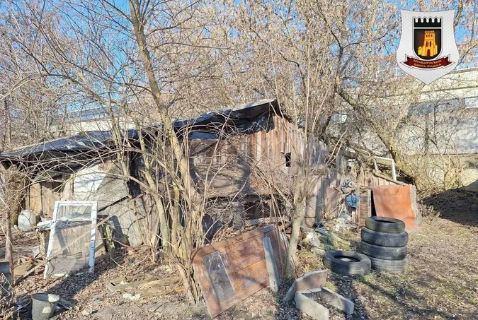 У Луцьку муніципали розвалили старі халабуди на Дубнівській (фото)