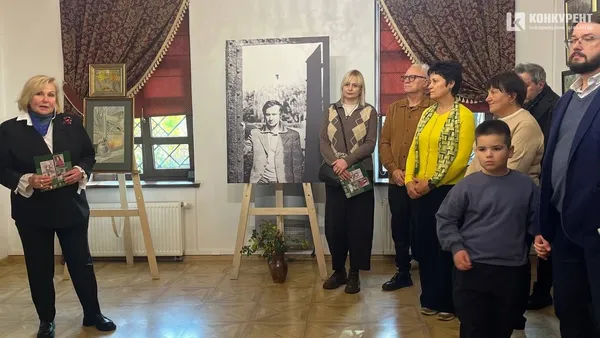 Понад 70 робіт Миколи Черенюка показали на виставці у Луцьку (фото)