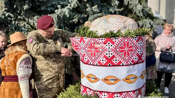 Метр у висоту та 200 кг ваги: на Волині спекли рекордну паску (фото)