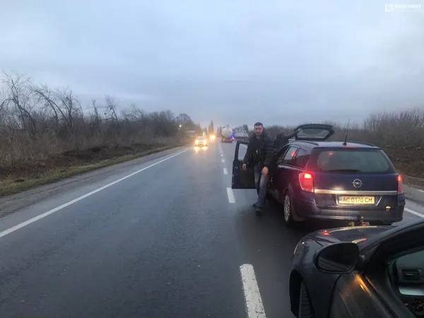 Воєнний стан: поліція перевіряє всі автівки, які рухаються у напрямку Луцька (фото, відео)