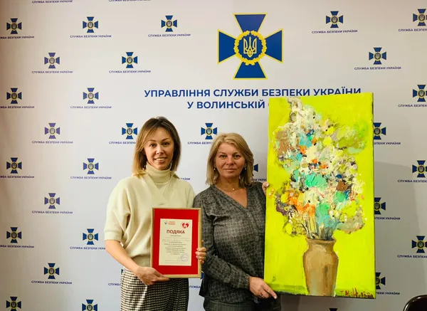 За благодійність: відома художниця подарувала волинському УСБУ власну картину (фото)