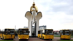 Чотири волинські громади отримали сучасні шкільні автобуси (фото)