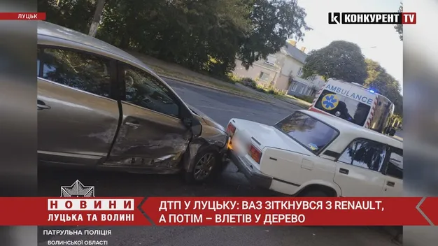 У Луцьку ВАЗ зіткнувся з Renault, а потім влетів у дерево (фото, відео)
