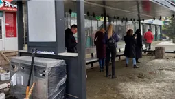 У Луцьку біля "Променя" встановлюють "розумну зупинку" (фотофакт)