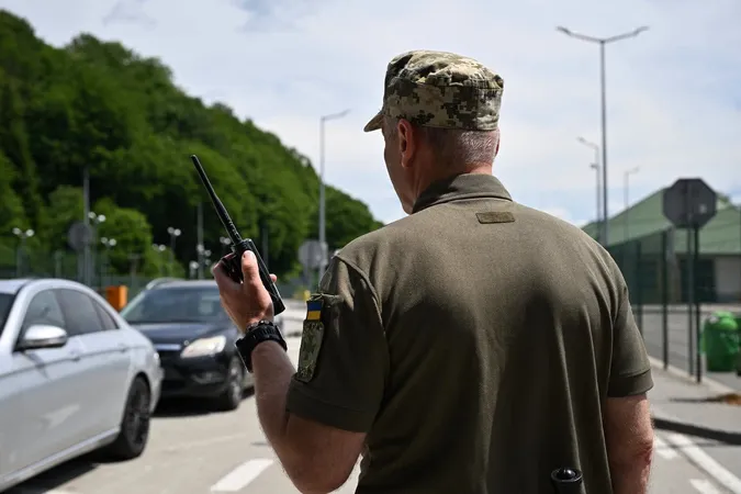 На Волині – довжелезні черги до кордону: що відомо