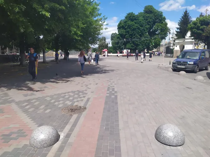 На Театральному майдані остаточно запрацював болард