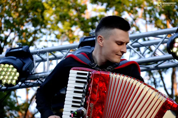 Із янголами та дітьми: якою була луцька вечірка біля басейну з Андре Таном (фото)