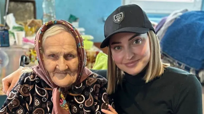 Родичі бабусі з Волині, яку рятувала від голоду волонтерка, погрожують дівчині судом