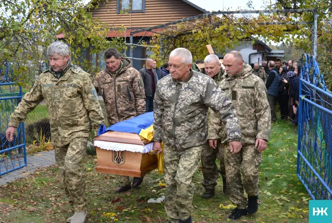 Без тата – четверо дітей: на Волині попрощалися із воїном Василем Петриком (фото)
